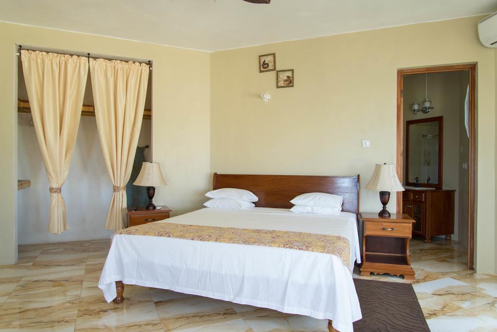 Waters Edge Guest House Montego Bay Room photo