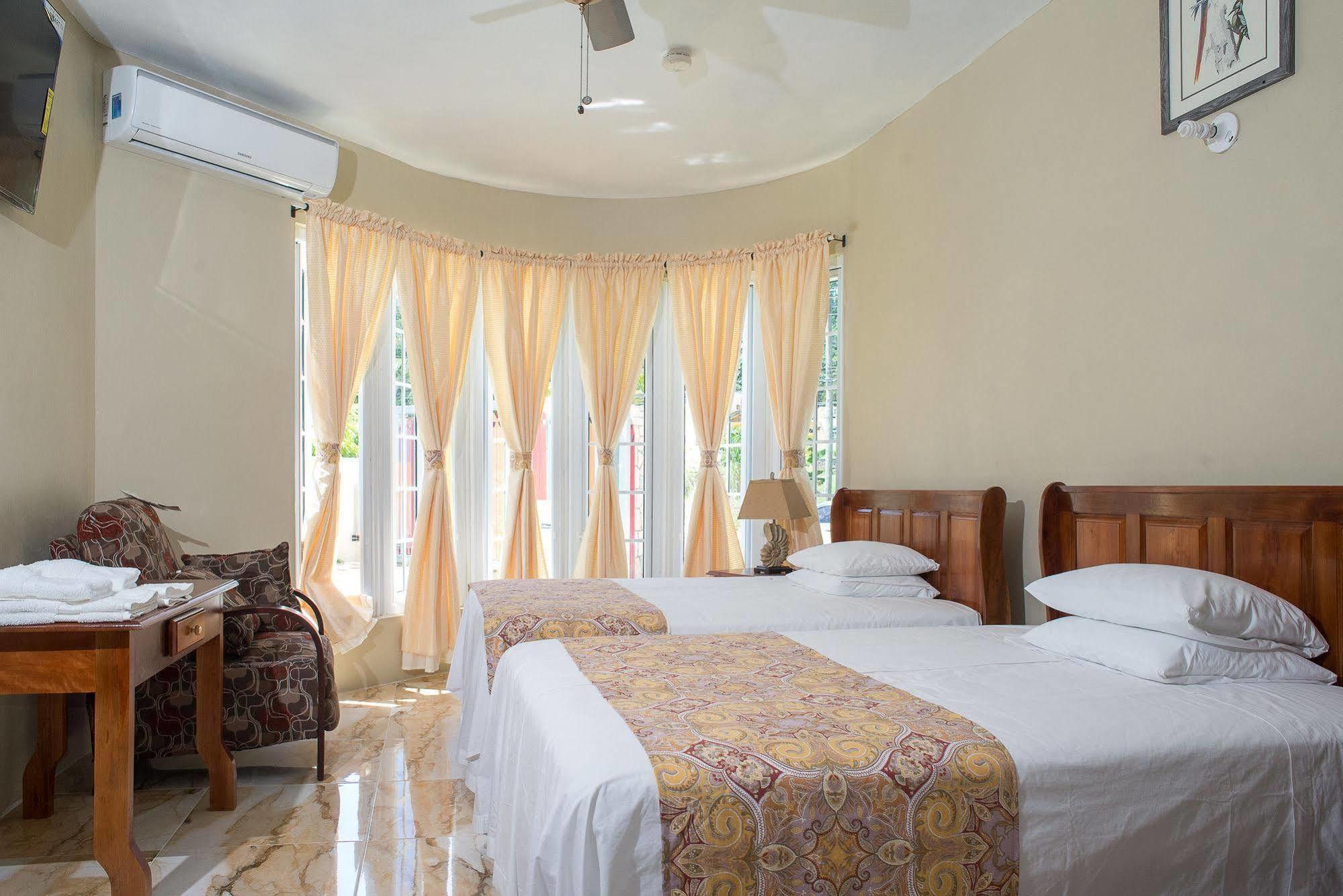 Waters Edge Guest House Montego Bay Exterior photo